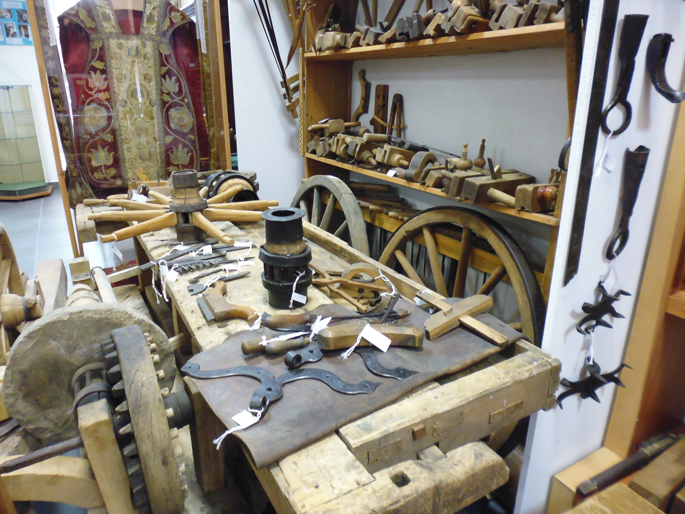 warsztat drewniany a na nim różne elementy kół