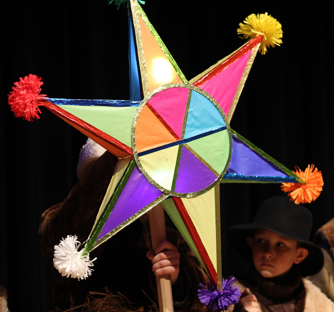 sześcioramienna gwiazda oklejona kolorowym papierem zakończona pomponami z kolorowej bibuły