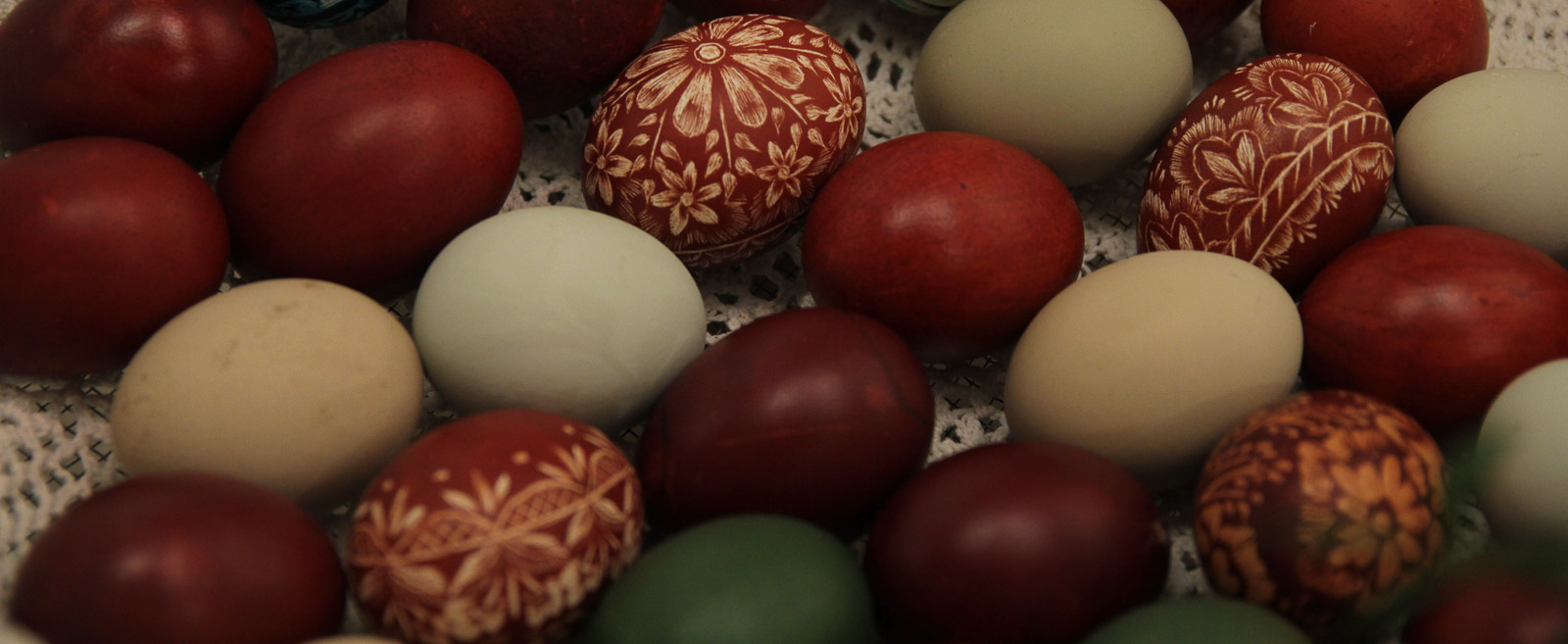 kilkanaście jajek w różnych kolorach