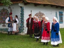 Zespół Folklorystyczny OTFINOWIANIE z Otfinowa. Stroje Krakowiaków z Powiśla Dąbrowskiego (15)